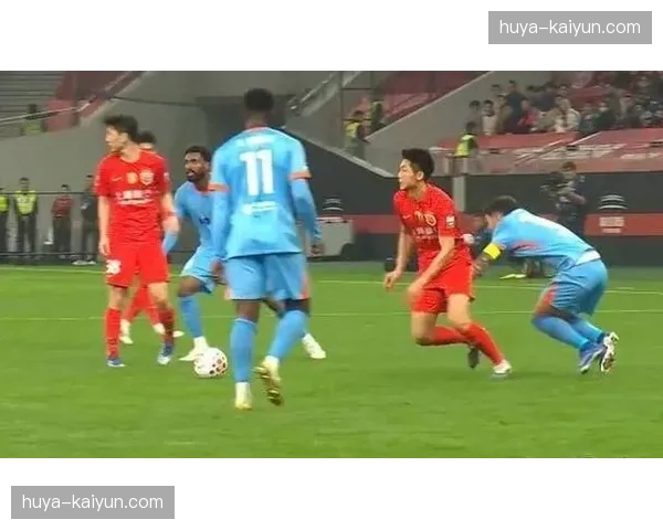 云南玉昆客场惜败上海海港，布尔克头球扳平展现实力